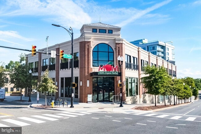 Building Photo - Elegant Arlington Residence with Comfortable Living and Ideal Location