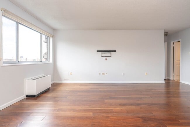 Building Photo - Renovated 1 BR 1 Ba in Hunting Creek Club