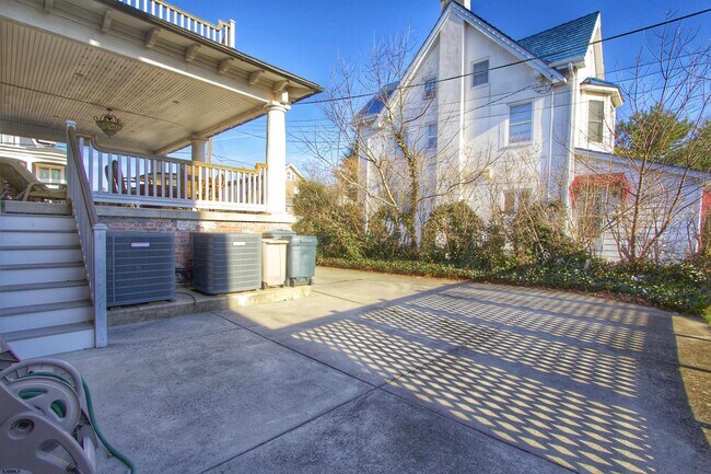 Building Photo - 2 S Dudley Ave