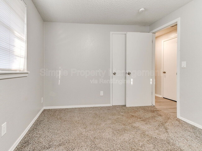 Building Photo - 606 Elmwood Dr