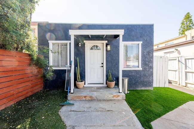 Building Photo - Awesome 2 Bed 1 Bath Remodeled House with Gated Front Yard