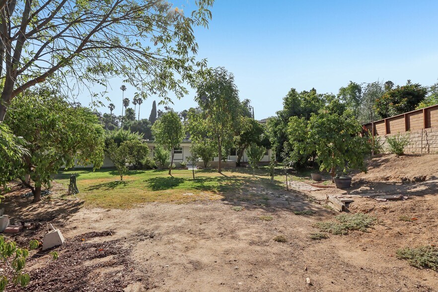 Building Photo - 1184 Lyndhurst Dr