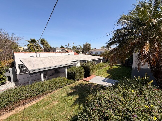 Building Photo - Charming 2 Bed Home with A/C, 2 Car Garage, Huge Yard & In-Unit Laundry $1,000.00 Off One Month's...