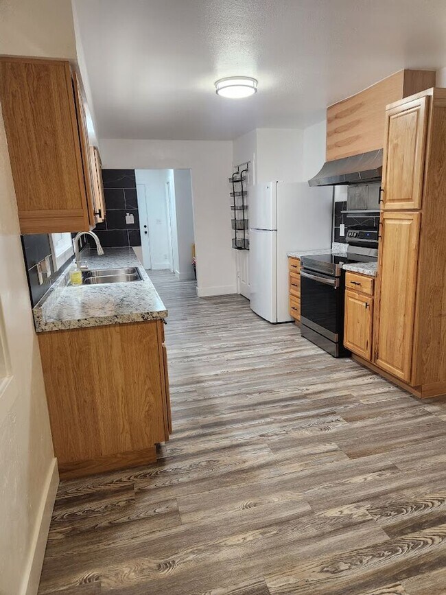 Building Photo - Classic Brick 3 bed, 1.5 bath with upgrades, fenced back yard, carport and garage.