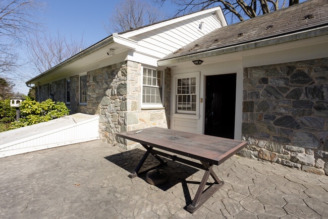 Building Photo - 1622 Stony Battery Rd