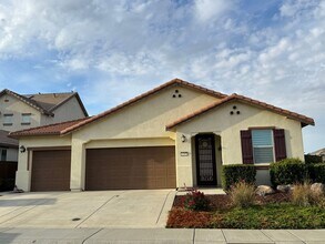 Building Photo - Immaculate Roseville property with solar!