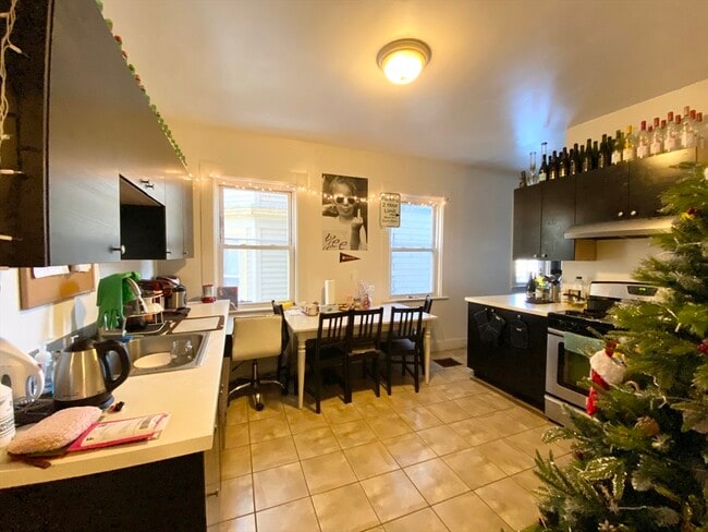 Building Photo - 72 Calumet St