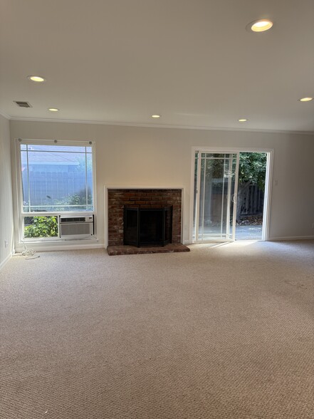 Building Photo - 1153 Sanchez Way