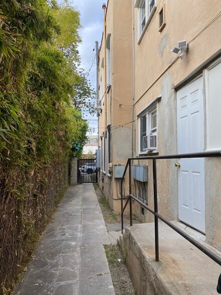 Building Photo - 1160 N Raymond Ave