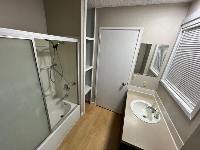Building Photo - Spacious 2 Bedroom, 1.5 Bath Triplex in Cl...
