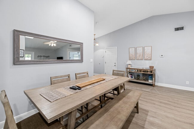 Building Photo - 1599 Bayridge Pl