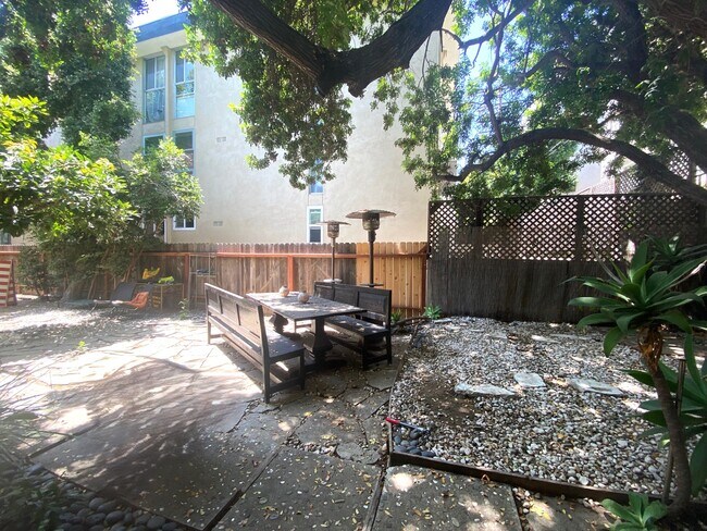 Building Photo - 10625 Kinnard Ave