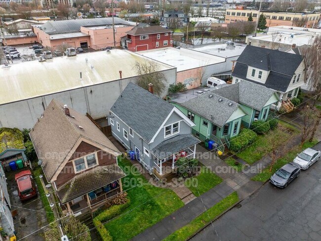 Building Photo - 536 NE San Rafael St