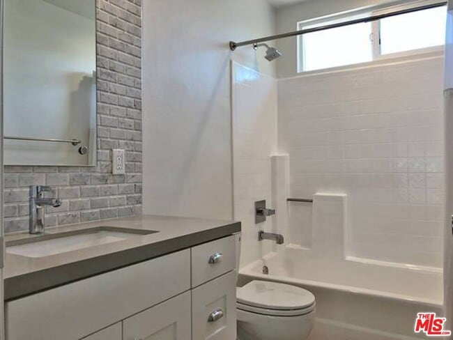 Building Photo - 853 Hayworth Ave