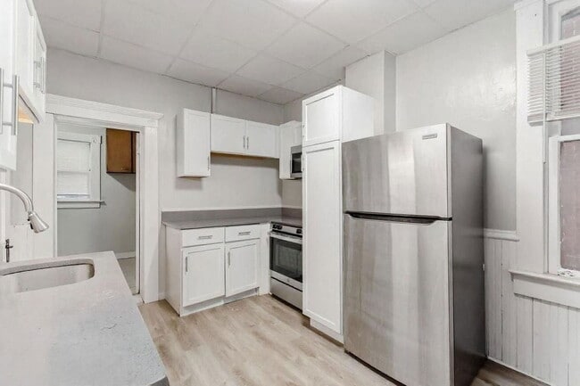 Building Photo - 196 W 8th Ave