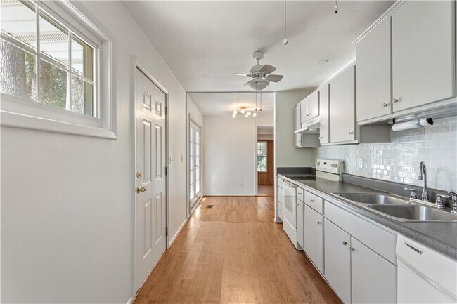 Building Photo - 2866 Highland Dr SE