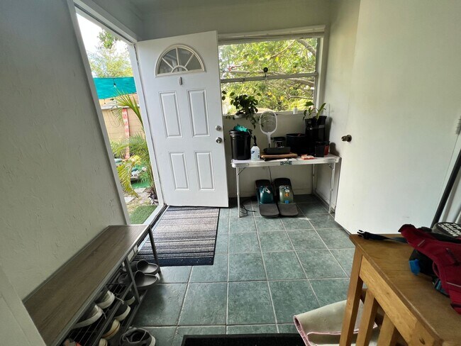 Building Photo - Gulfport charm 3/1 1 car garage