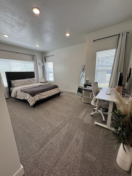 Building Photo - 3120 S 200 W