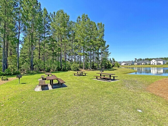 Building Photo - Meticulous 3 Bedroom Home in Lindera Prese...