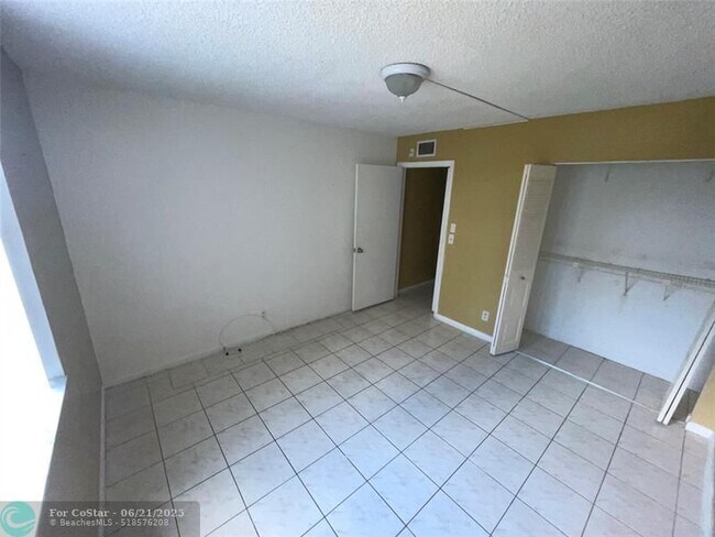 Building Photo - 1000 NW 80th Ave