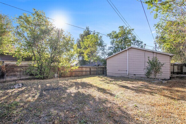 Building Photo - Recently Updated Spacious House Westwood!