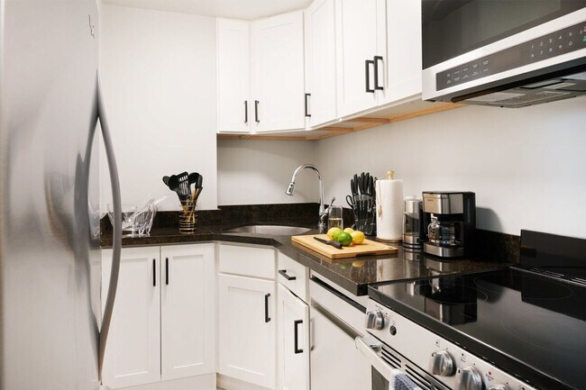 Building Photo - 240 W 73rd St