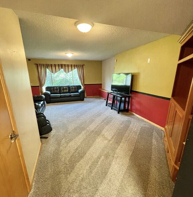 Building Photo - Spacious country Home on 13 acres