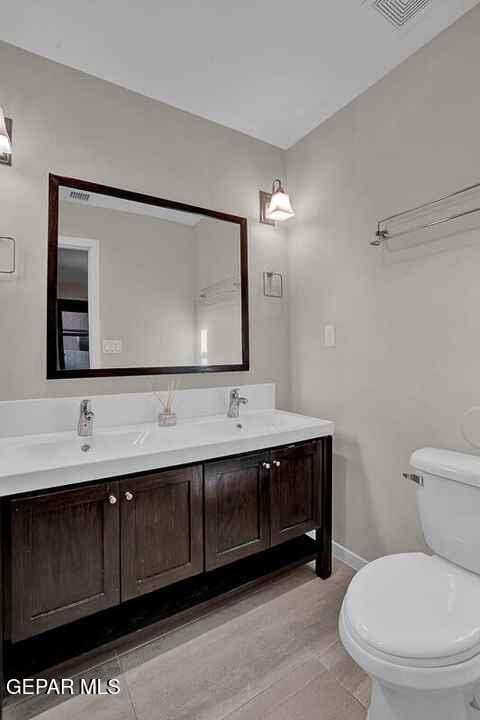 Building Photo - 4016 Camelot Heights Dr