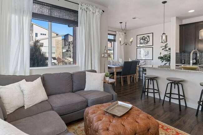 Building Photo - 6801 Warren Dr