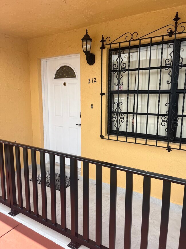 Primary Photo - 2221 W 52nd St