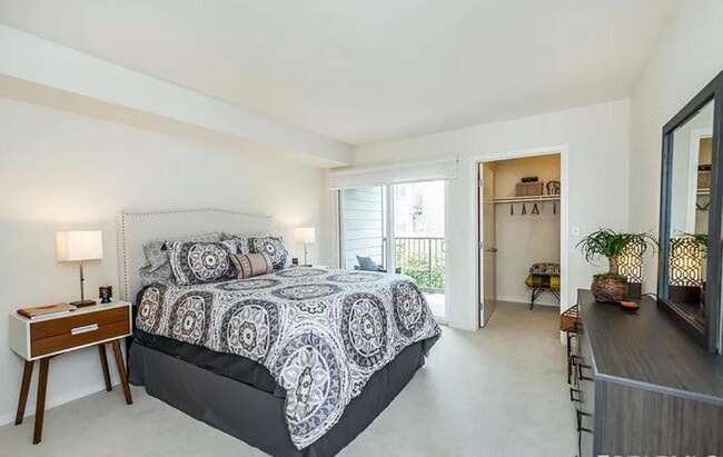 Building Photo - Lovely one bedroom, one bath condo, that has been recently updated with fresh paint.