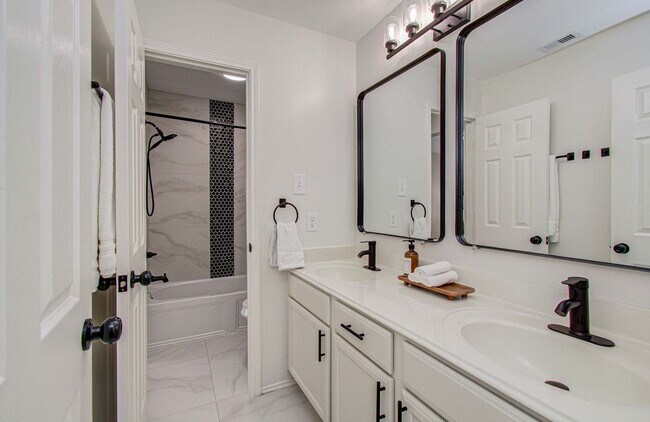Building Photo - 7211 Crescent Mills Dr