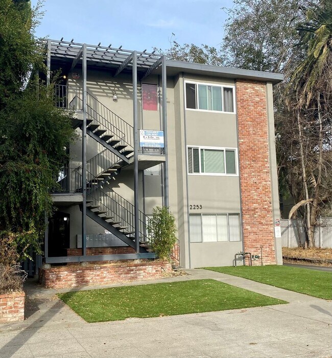 Building Photo - This is a large 2-bdr in a convenient, Fre...