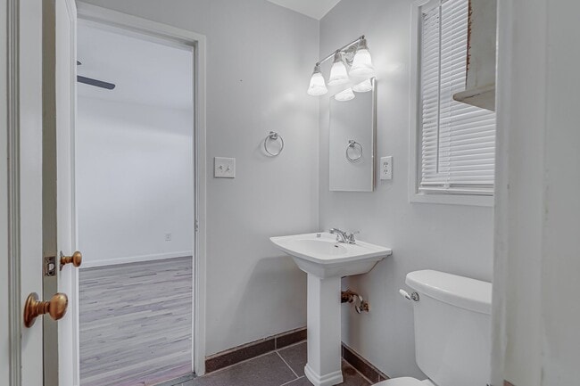 Building Photo - 4+2 Downtown Truxtun Ave Charm!