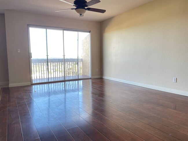 Building Photo - Adorable Oceanside Condo Ready Now!