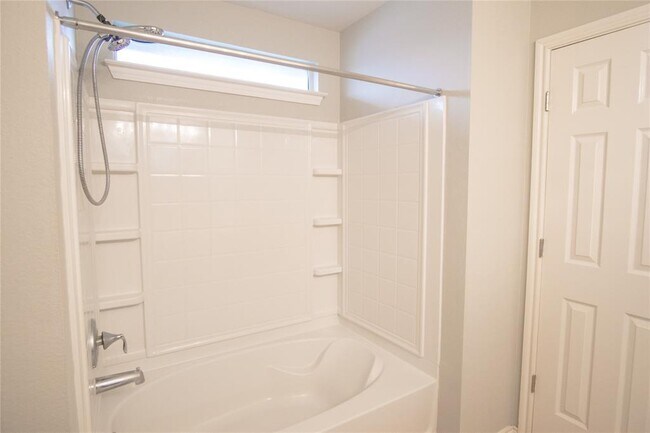 Building Photo - 210 King Ridge Dr