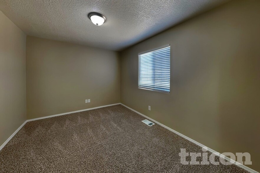Building Photo - 6407 Black Hawk Dr NE