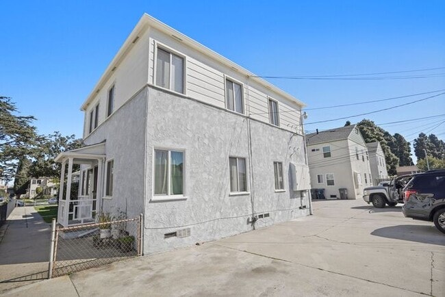 Building Photo - 2 bedroom| 1 bathroom