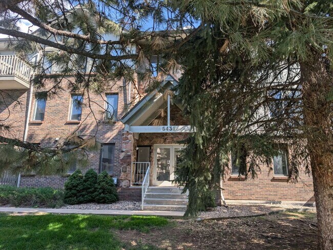 Building Photo - "Charming 2-Bed, 2-Bath Condo in Englewood...