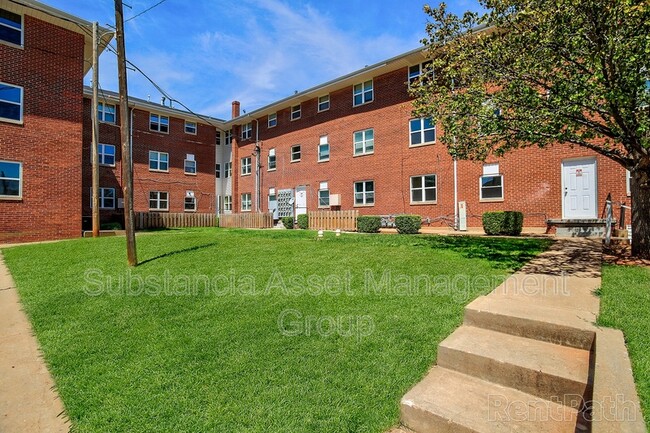 Building Photo - 1722 N Lindsay Ave