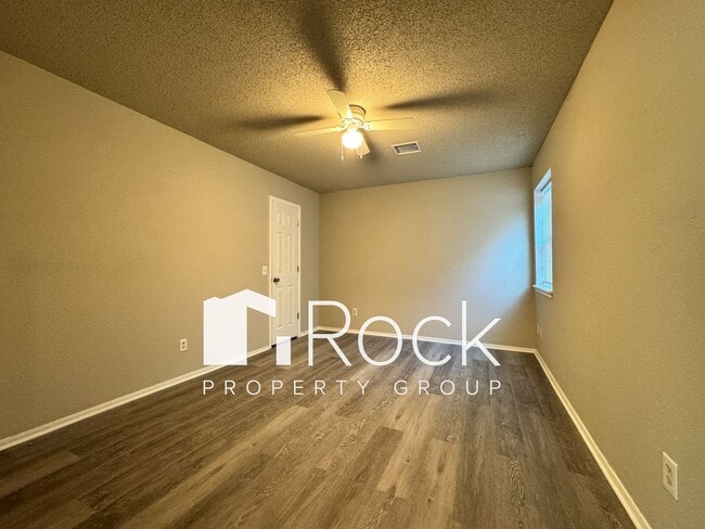 Building Photo - 3 Bedroom Townhome in West OKC