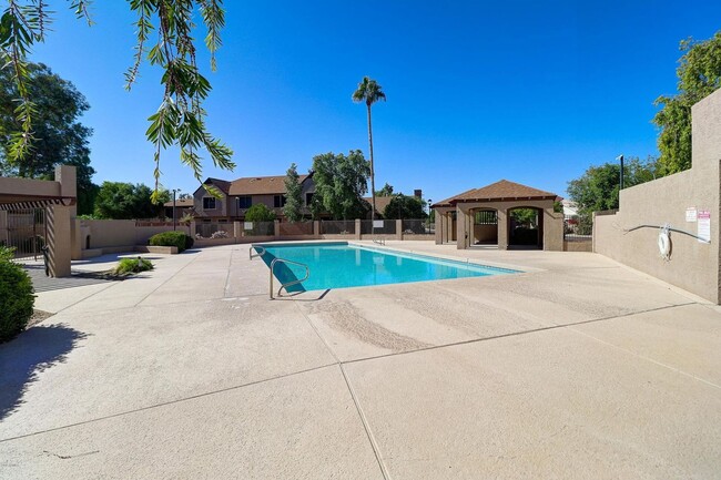 Building Photo - Updated 2 Bed/2.5 Bath Townhome in Great W...