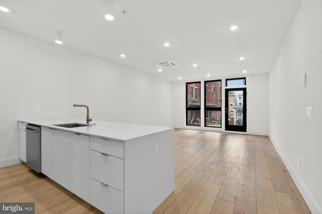 Building Photo - 2007 Cambridge St