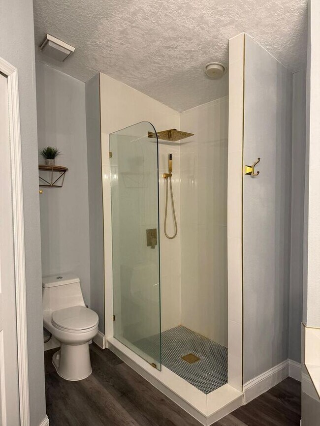 Building Photo - 3 Bedrooms in a large private fenced lot. This is an East Orlando Gem! Furnished or Unfurnished o...