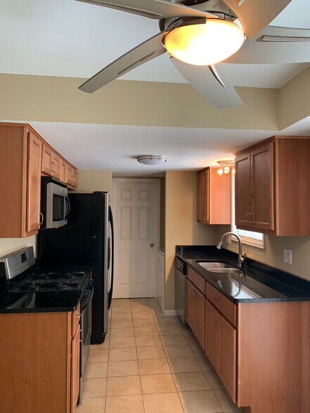 Building Photo - 1818 Whitney Dr