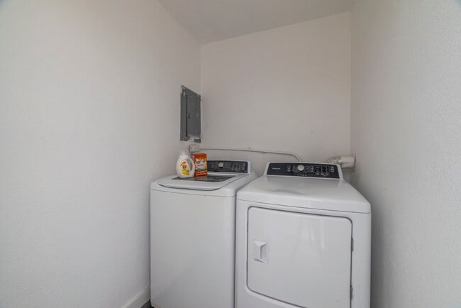 Building Photo - 420 Wilshire Dr
