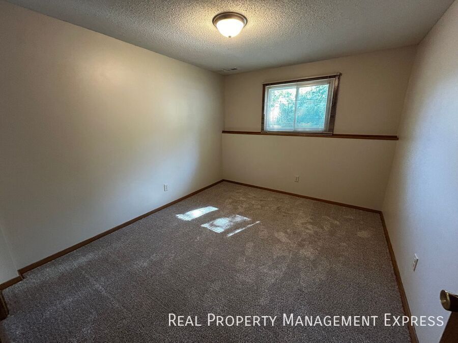 Building Photo - 3 Bedroom 2 Bathroom Home with a Fireplace...