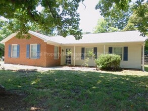 Building Photo - 4921 Chaucer Dr