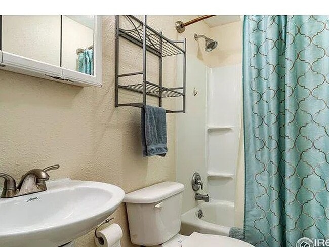 Building Photo - Students Welcome! 4 Bedroom 2 bath split level home - Available in June!