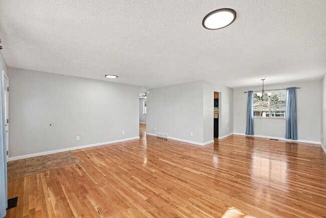 Building Photo - "Spacious 4-Bed Lakewood Gem with Hardwood Floors, Finished Basement & Fireplace - 2970 Sq Ft!"
